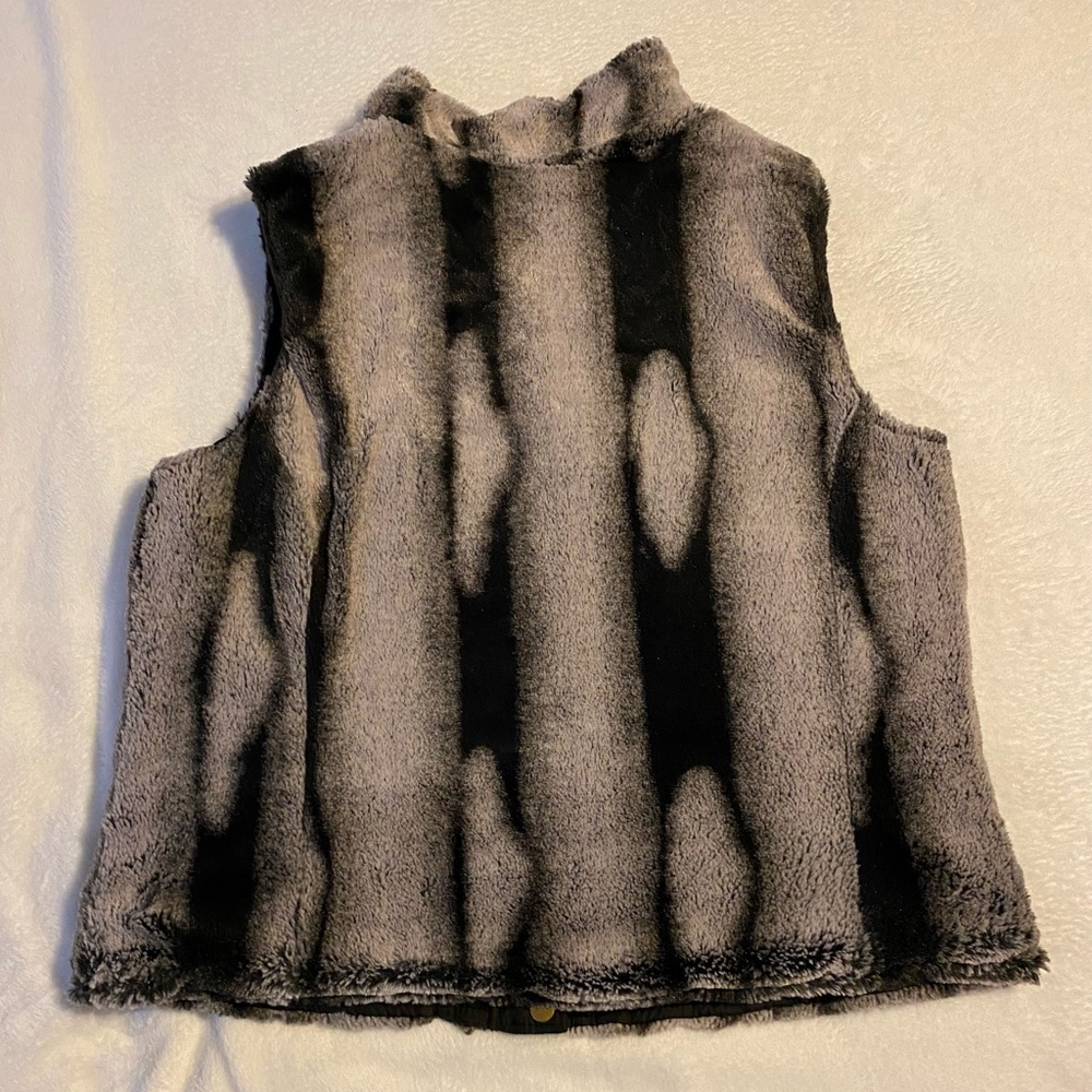 Reversible Puffer Vest - Picture 10 of 16